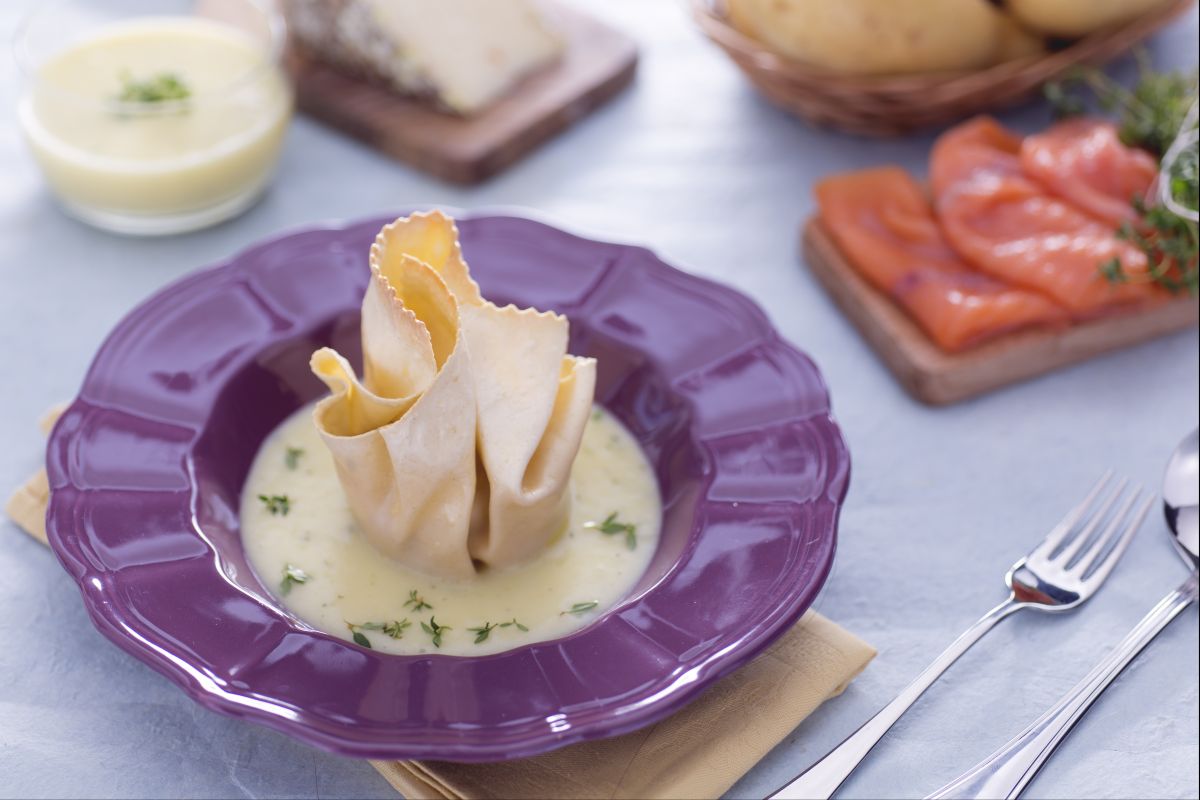 Pacotinho de massa fresca com salmão, queijo toma e radicchio sobre creme de batatas