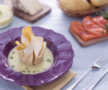 Pacotinho de massa fresca com salmão, queijo toma e radicchio sobre creme de batatas