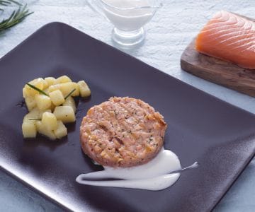 Hambúrguer de salmão com maionese sem ovos e batatas salteadas