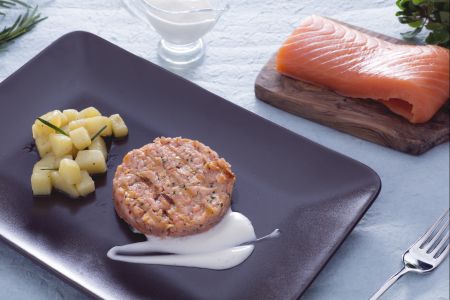 Hambúrguer de salmão com maionese sem ovos e batatas salteadas