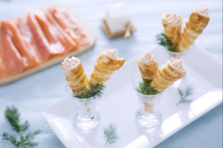 Mini croissants de massa folhada com creme de salmão e queijo fresco