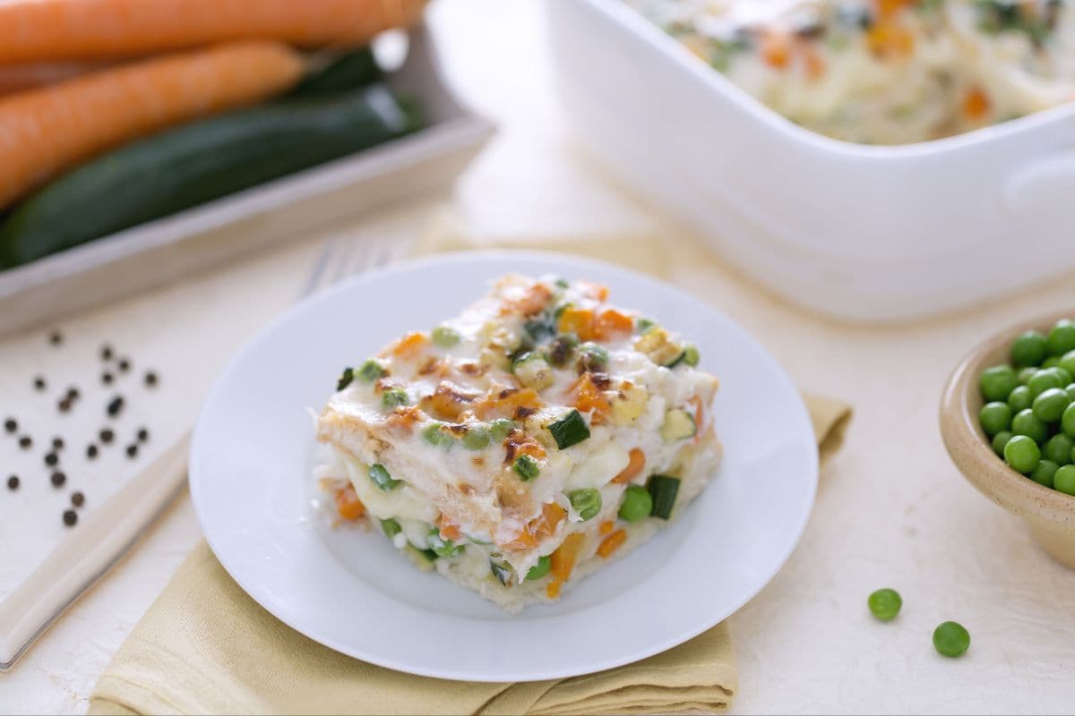 Lasanha de pão de forma com queijo e ragu de legumes