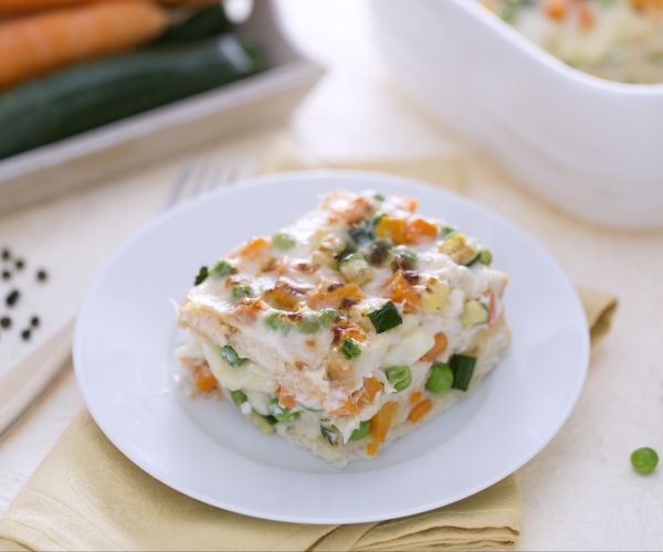Lasanha de pão de forma com queijo e ragu de legumes
