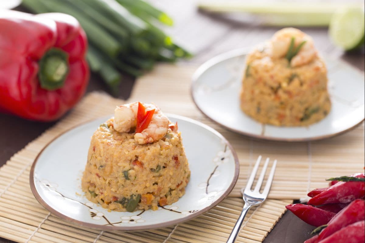 Arroz frito com camarões e castanhas de caju