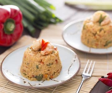 Arroz frito com camarões e castanhas de caju