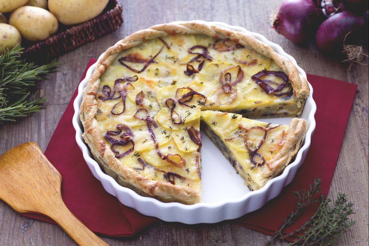 Torta salgada de batatas, cebolas e queijo