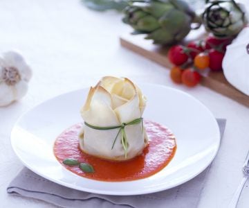 Trouxinhas com burrata, alcachofras e molho de tomate