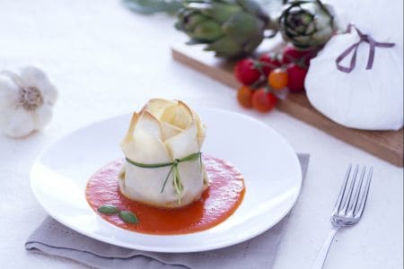 Trouxinhas com burrata, alcachofras e molho de tomate