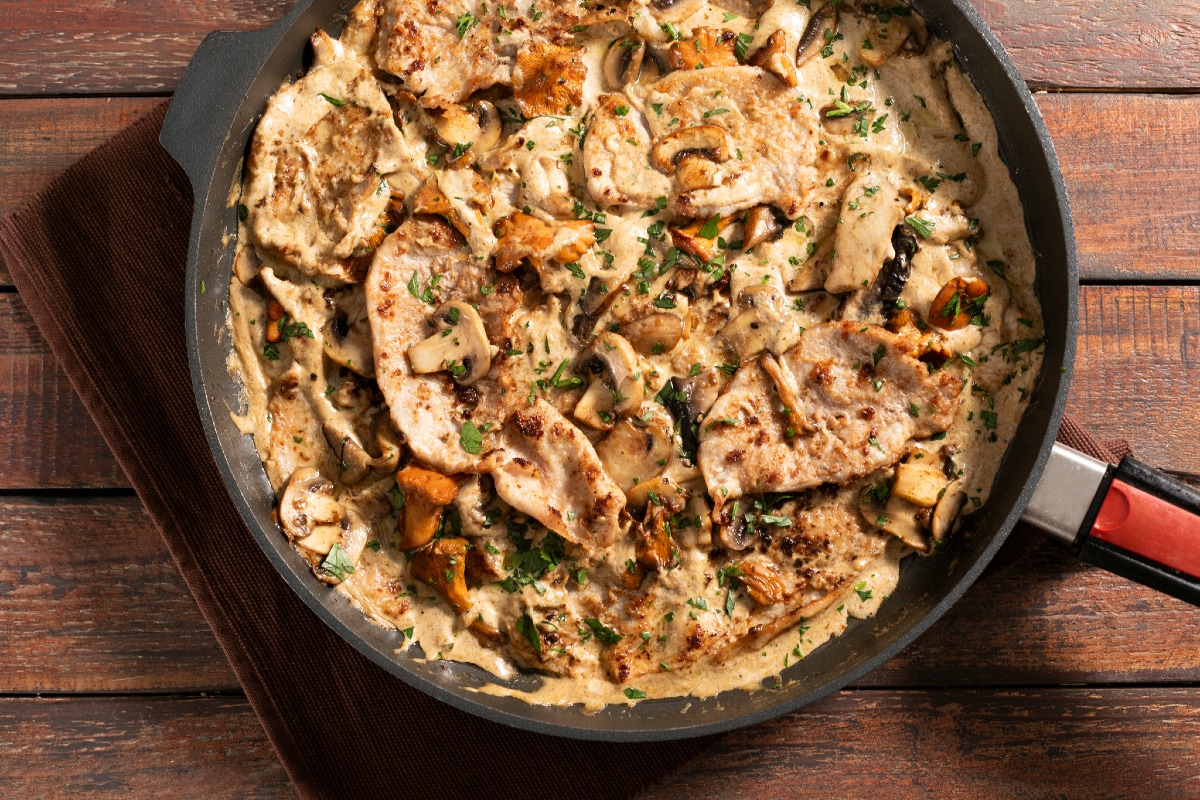 Escalopes cremosos com cogumelos
