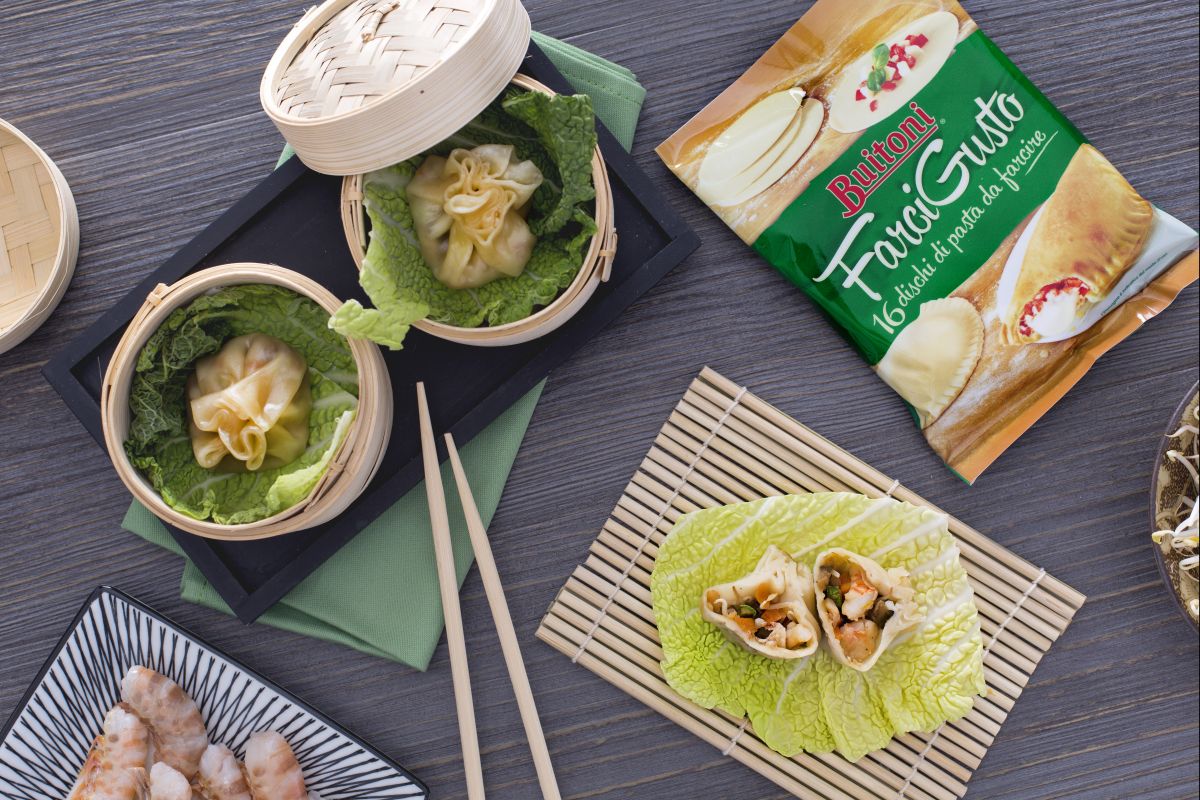 Ravioli no vapor ao estilo oriental com legumes e camarões