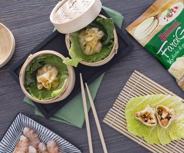 Ravioli no vapor ao estilo oriental com legumes e camarões