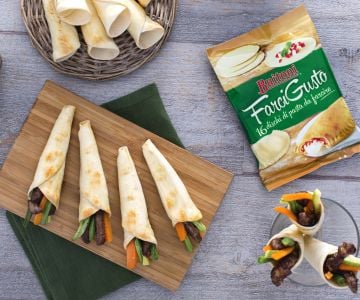 Cones com tiras de carne e vegetais crocantes