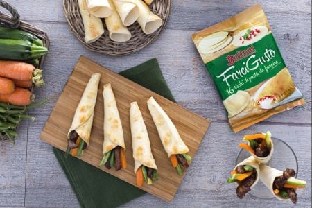 Cones com tiras de carne e vegetais crocantes