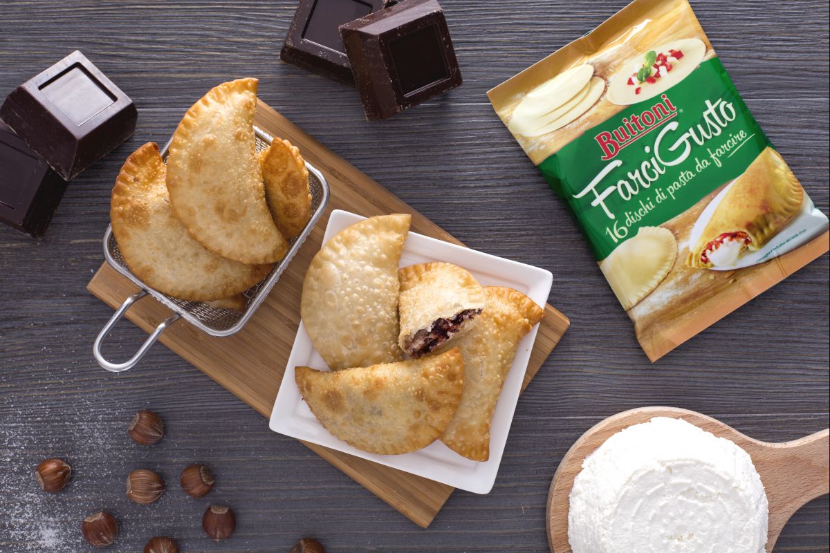 Panzerotti com ricota, chocolate e granulado de avelã