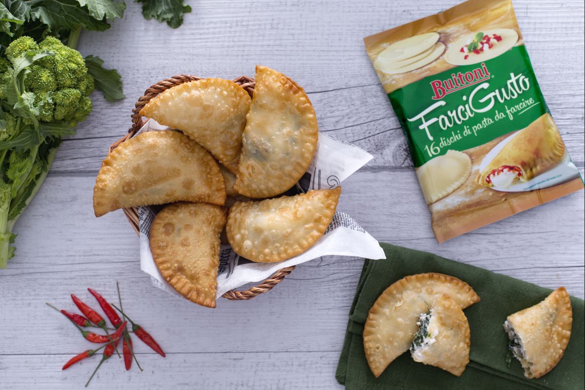 Panzerotti com ricota e folhas de nabo