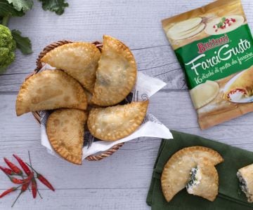 Panzerotti com ricota e folhas de nabo