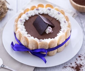 Charlotte com mousse de chocolate amargo