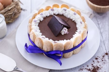 Charlotte com mousse de chocolate amargo