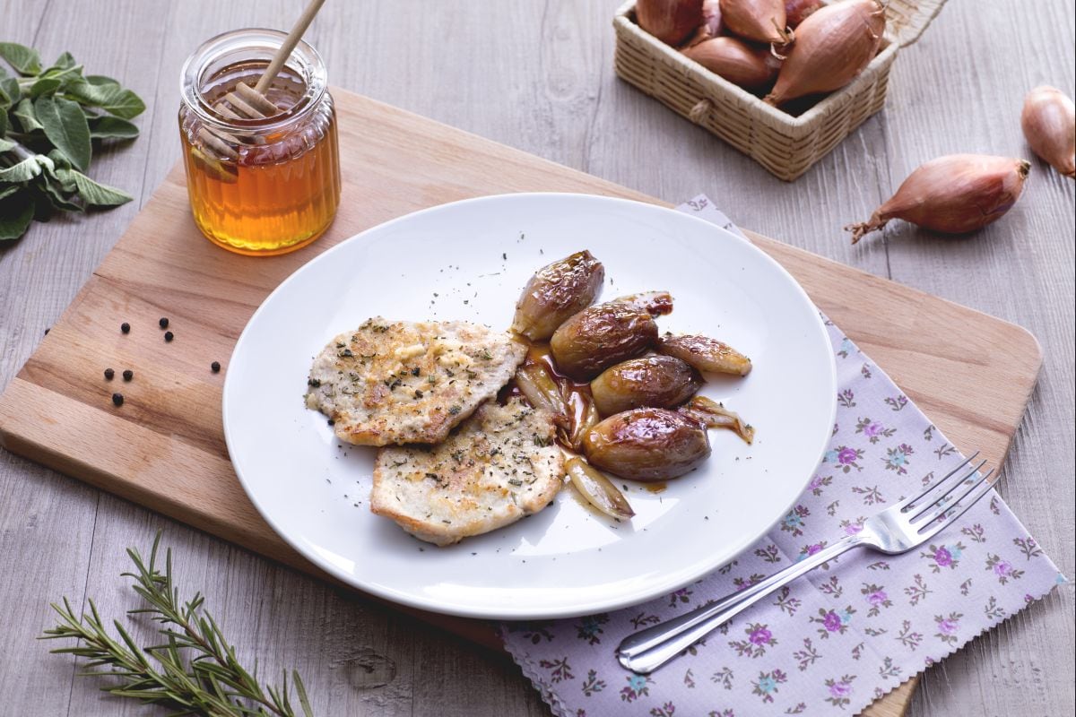 Escalopes ao alecrim e sálvia com chalotas caramelizadas