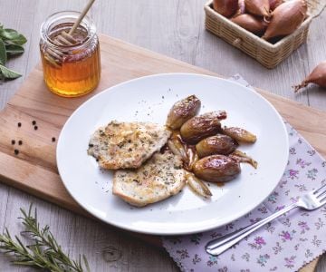 Escalopes ao alecrim e sálvia com chalotas caramelizadas