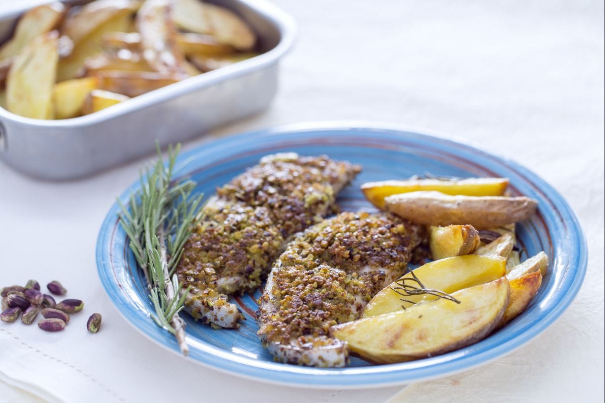 Espadarte em crosta de pistache com gomos de batata