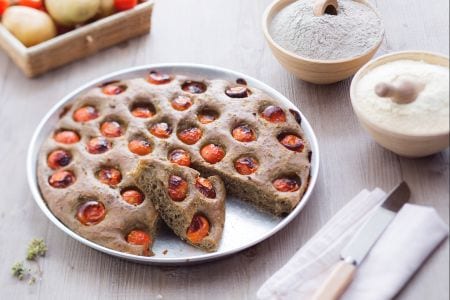Focaccia de trigo queimado com tomatinhos