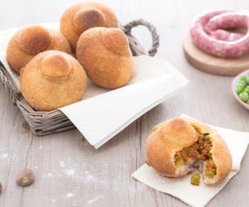 Rizzuole com ragu bechamel e ervilhas