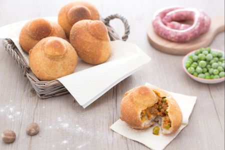 Rizzuole com ragu bechamel e ervilhas