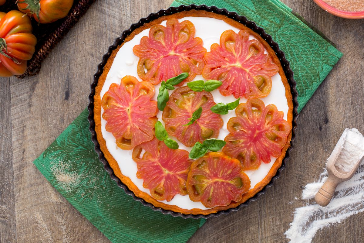 Torta salgada de tomate com stracciatella