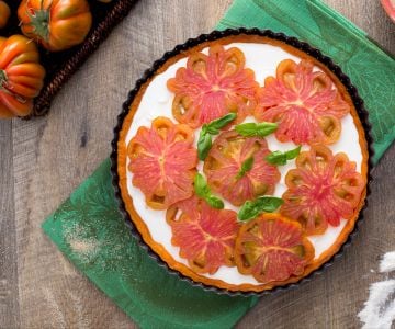 Torta salgada de tomate com stracciatella
