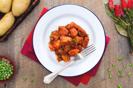 Ensopado ao molho picante com ervilhas e batatas