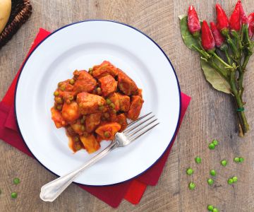 Ensopado ao molho picante com ervilhas e batatas