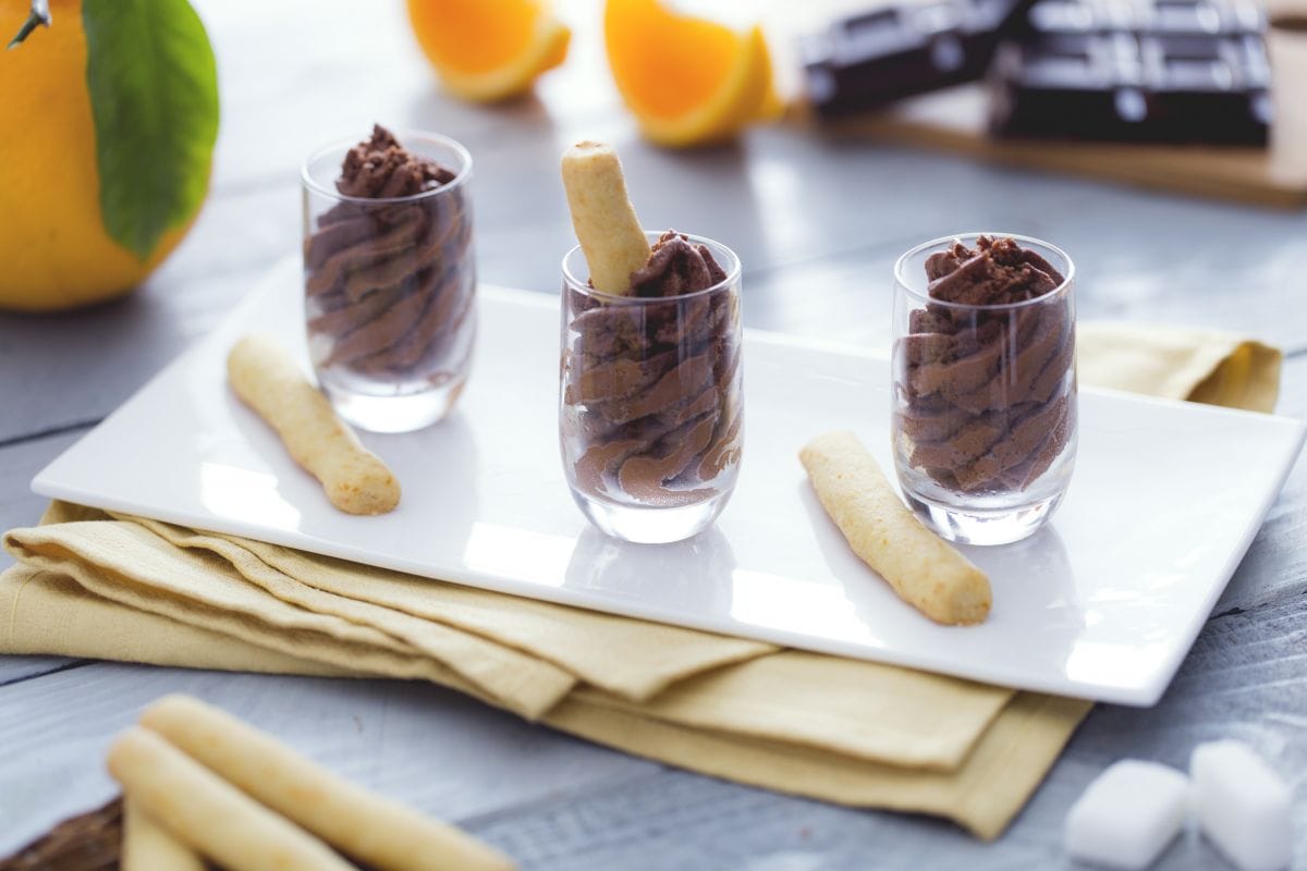Mousse de chocolate com biscoitos de laranja