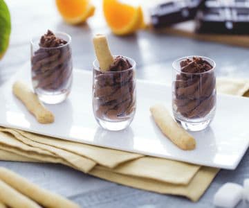 Mousse de chocolate com biscoitos de laranja