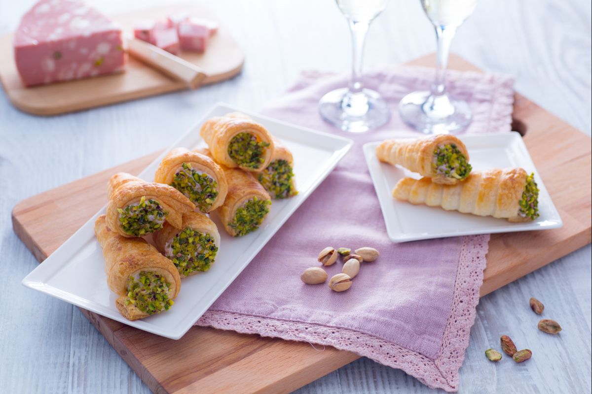 Conetti salati con mousse di mortadella