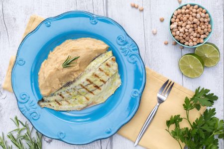 Corvina grelhada em creme de grão-de-bico e alecrim