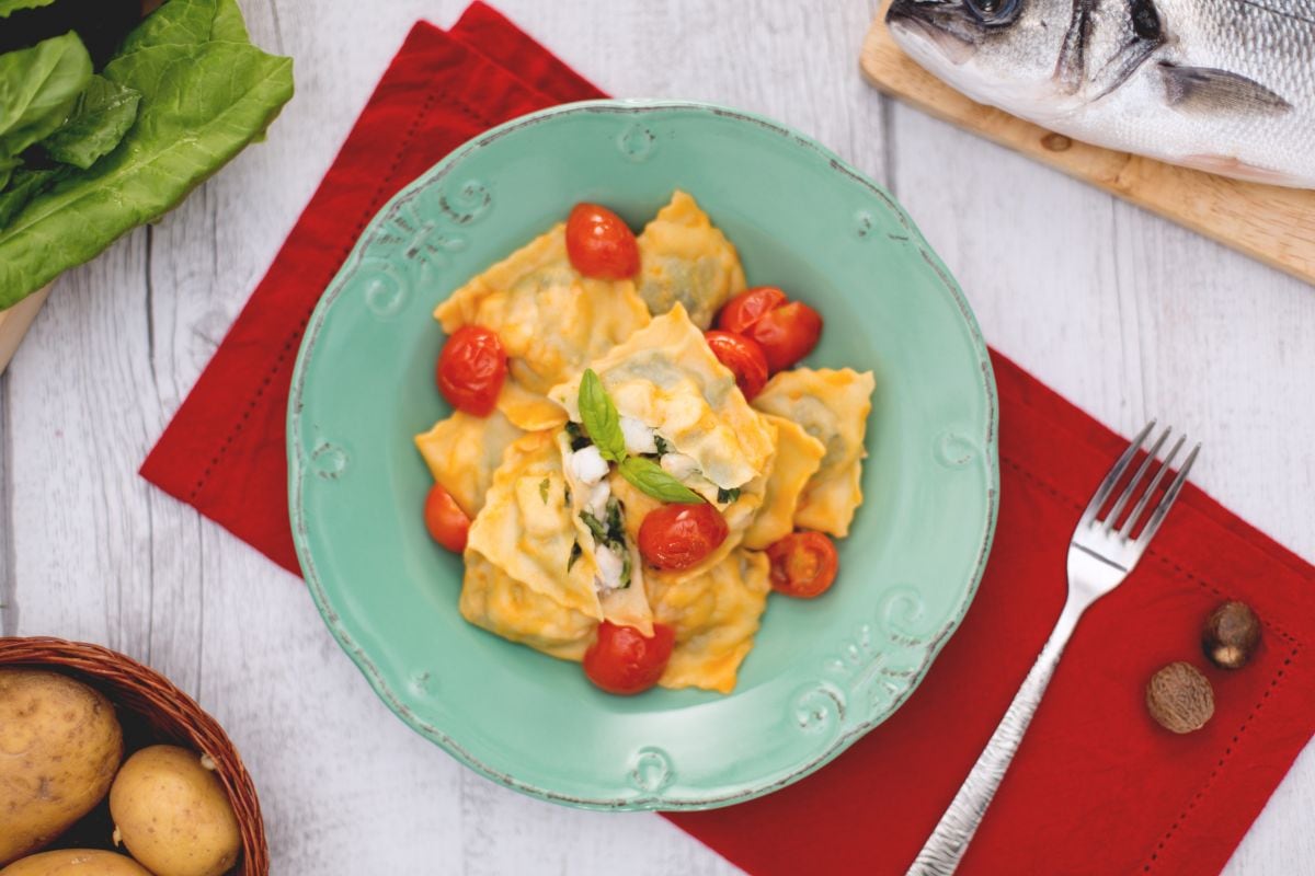 Ravioli de peixe com tomatinhos