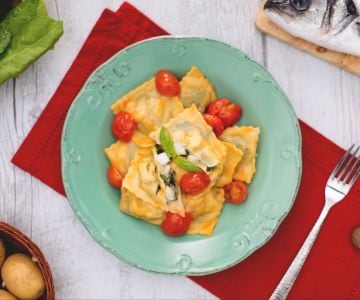 Ravioli de peixe com tomatinhos