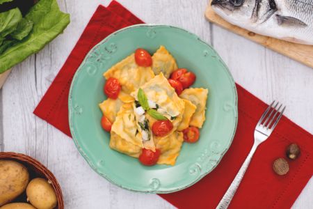 Ravioli de peixe com tomatinhos