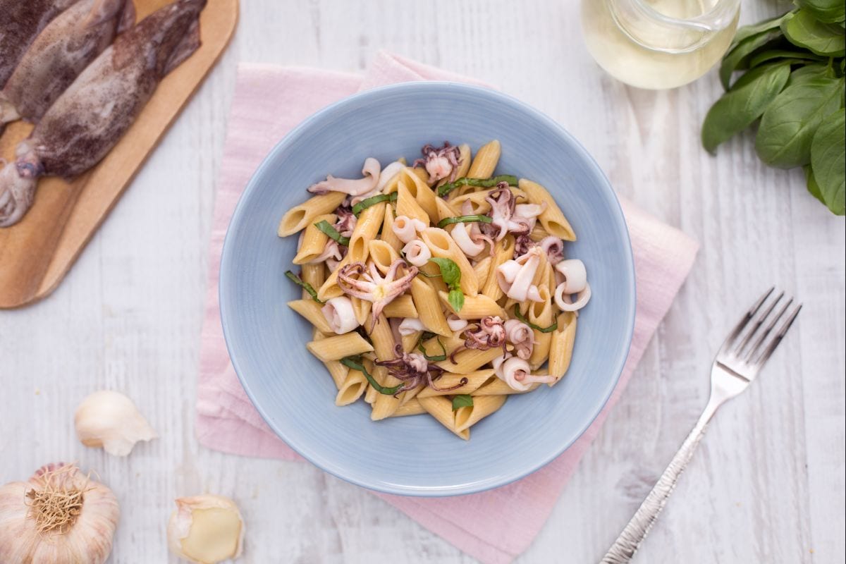 Mezze penne integrais com lulas ao vinho branco