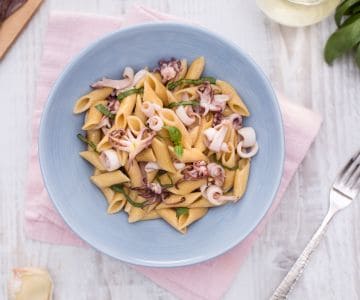 Mezze penne integrais com lulas ao vinho branco