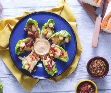 Salada Caesar de frango com alface baby