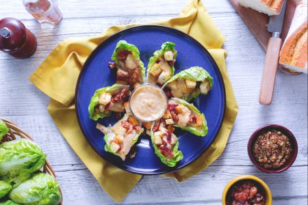 Salada Caesar de frango com alface baby