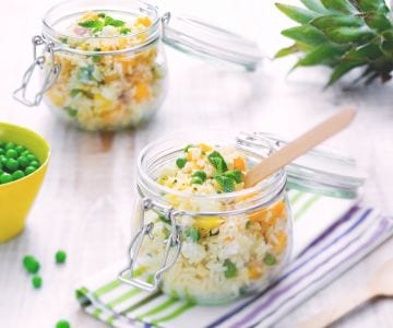 Salada de arroz com manga e abacaxi