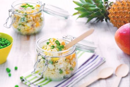 Salada de arroz com manga e abacaxi