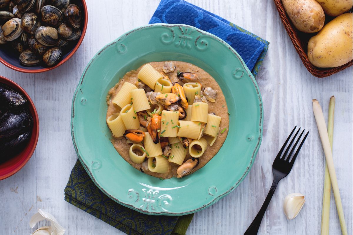 Mezze maniche com mexilhões e amêijoas com capim-limão