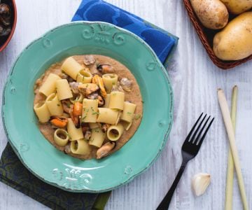 Mezze maniche com mexilhões e amêijoas com capim-limão