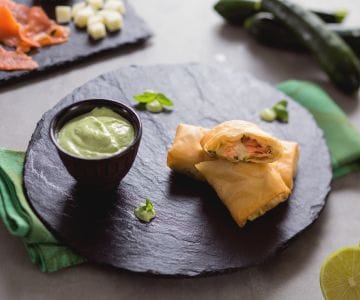 Pacotinhos de massa filo com coração de salmão e queijo