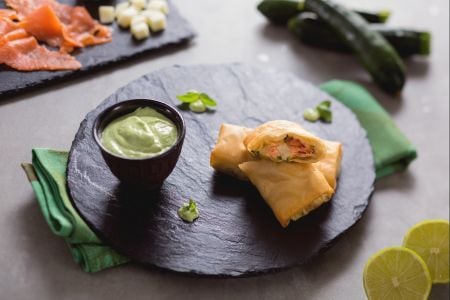 Pacotinhos de massa filo com coração de salmão e queijo
