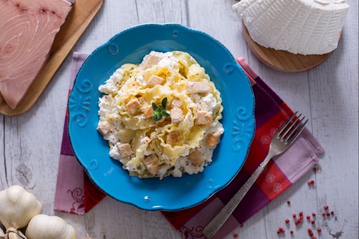 Reginette com creme de ricota e cubos de peixe-espada